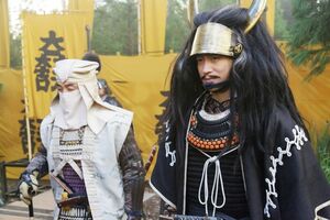 関ヶ原の合戦を前に、三成率いる西軍の陣で肩を並べた三成と大谷吉継（NHK提供）